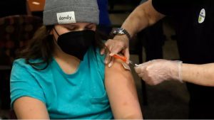 França anuncia vacinação contra Covid-19 para adolescentes a partir de 12 anos; RFI
