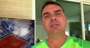 Flávio Bolsonaro chama Tite de 'hipócrita' em vídeo e pede que seleção brasileira jogue a Copa América; O Globo