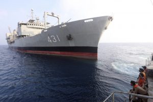 Maior navio da Marinha iraniana naufraga no Golfo de Omã