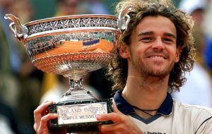 Há 20 anos, Gustavo Kuerten se tornava tricampeão de Roland Garros. Guga considera que, sem lesões, poderia ter sido penta na França