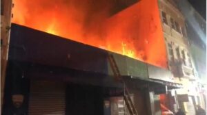 Incêndio destrói lojas no Centro de Florianópolis. Fogo teve início na noite desta segunda-feira;  por Luana Amorim/Hora