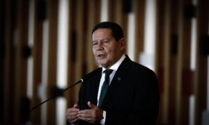 Mourão admite que governo falhou por não fazer campanha 'firme' sobre a pandemia; O Globo