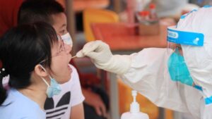 Covid-19: China enfrenta pior surto da doença desde o aparecimento do coronavírus em Wuhan; BBC