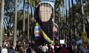 Com 'Capitão Cloroquino', manifestantes protestam contra Bolsonaro em BH; Estado de Minas