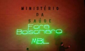 MBL projeta frases contra Bolsonaro no prédio do Ministério da Saúde; Estado de Minas