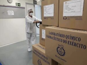 Exército assegura que produziu cloroquina a mando da Defesa e da Saúde, mas ministérios não admitem que ordem partiu deles; El País