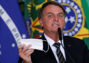 Em live, Bolsonaro ironiza denúncia de pedido de propina que derrubou diretor do Ministério da Saúde; Folha de São Paulo