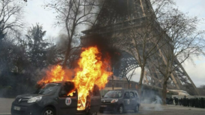 Feriado de 14 de julho teve quase 300 carros queimados e 250 pessoas detidas na França; RFI