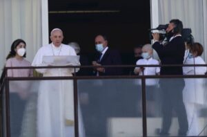 Papa cerca os tradicionalistas da Igreja ao limitar celebração de missas em latim; El País