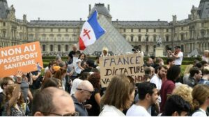 Milhares se manifestam contra passaporte sanitário na França e centro de vacinação é vandalizado; RFI