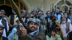 Civis afegãos pegam em armas contra talibãs que avançam sem controle no país; RFI