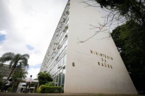 Ministério escolhe empresa multada e advertida 75 vezes em compra de diluente para vacina; O Estado de São Paulo