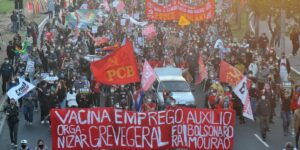 Manifestantes fazem protesto contra Bolsonaro no centro de Porto Alegre; Correio do Povo