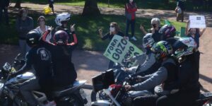 Porto Alegre: Passagem da motociata teve clima acirrado na Redenção; Correio do Povo