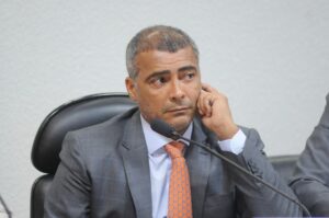 Romário diz que Tite atrapalha a seleção brasileira e cita Guardiola como melhor opção. Para o ex-jogador, ganhar a próxima edição da Copa do Mundo com o treinador será impossível; Milton Neves/ Rádio Bandeirantes