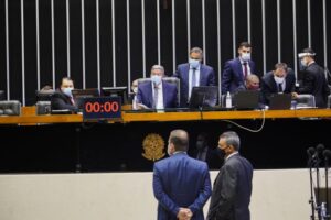 Câmara aprova projeto que autoriza governo a quebrar patente para produzir vacinas. Proposta foi alterada pelos deputados e passará por nova análise no Senado