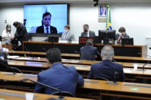 Juízes e promotores rejeitam reforma administrativa; deputados criticam férias de 60 dias