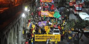 Movimentos sociais fazem caminhada pelas ruas de Porto Alegre pedindo o impeachment de Bolsonaro; Correio do Povo