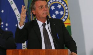 Bolsonaro sanciona MP da Eletrobras com 14 vetos