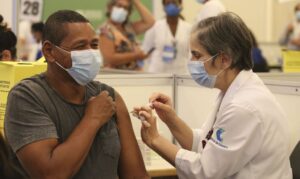 Brasil chega à marca de 100 milhões de doses de vacinas aplicadas