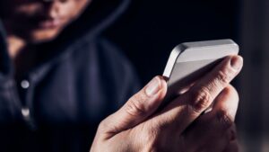 Apple vai checar iPhones à distância para verificar imagens de abuso sexual infantil; BBC