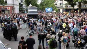 Berlim detém centenas em atos não autorizados contra restrições; Deutsche Welle