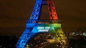 Paris hasteia bandeira gigante na Torre Eiffel para acolher Olimpíada de 2024; RFI