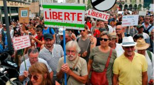 Covid-19: Mais de 200 mil protestam nas ruas da França contra passaporte sanitário; RFI