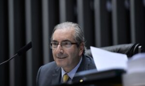 TRF4 suspende decisão que mandou Eduardo Cunha entregar carros