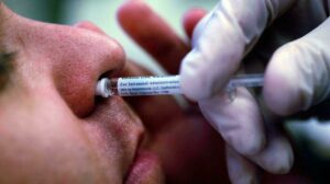 Vacinas intranasais podem ser esperança para limitar a transmissão do vírus; RFI