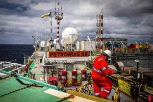 Petrobras avalia elevar preços de combustíveis nas refinarias; Exame