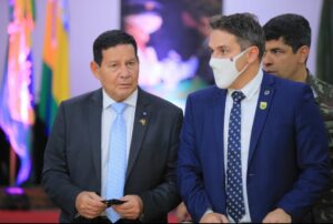 Mourão: 'Escola Cívico-Militar é importante para o futuro do Rio Grande do Sul'. Vice-presidente participou do lançamento do livro 'Escola Cívico-Militar: Uma Esperança para o Brasil'