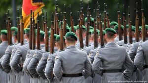 Exército alemão afasta militares suspeitos de extremismo de direita; Deutsche Welle