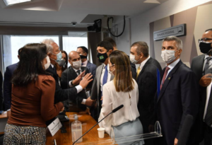 Governo Bolsonaro não consegue comprovar entrega de 4,8 mil respiradores por alvo de CPI; Folha de São Paulo