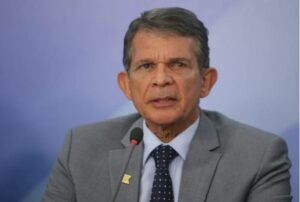 Chance de Petrobras controlar preço de combustíveis é “zero”, diz Silva e Luna; Metrópoles