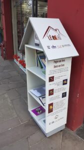 Porto Alegre: Projeto piloto de incentivo à leitura ganha as ruas. Parceria da UFRGS, Banco do Livro e Misturaí leva à população o ‘Lê aí’