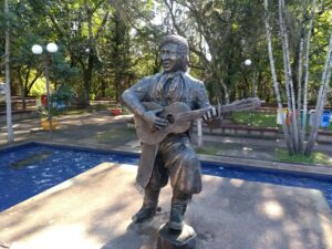 Porto Alegre: Prefeitura sanciona lei para instalação de estátua do Teixeirinha na avenida Padre Cacique