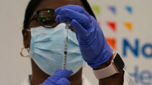 Vacina contra covid: é justo que não imunizados sejam impedidos de trabalhar?; BBC