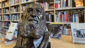 A escultura de Paulo Freire que mira 'guerra cultural' na Universidade de Cambridge; BBC