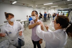 Porto Alegre: Vacinação contra a Covid-19 ocorre em 41 pontos nesta segunda-feira