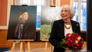 Sobrevivente do Holocausto, Margot Friedländer completa 100 anos; Deutsche Welle