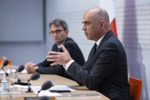 Suíça não vai restringir regras contra Covid; SwissInfo