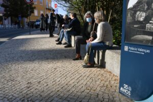 Portugal, o país mais vacinado contra a covid-19 na UE, retoma restrições; El País