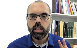 Allan dos Santos sobre fonte no STF revelada: 'Inaceitável'. Blogueiro ameaçou processar o ministro Alexandre de Moraes pelo vazamento; por Ana Mendonça/Estado de MInas