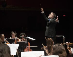 RS: Maestro turco Hakan Şensoy vem ao Brasil pela primeira vez para reger a OSPA no concerto “Ravel, Sibelius & Wolff”. Clarinetista Diego Grendene fará o solo da obra brasileira