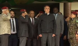 Bolsonaro diz que Brasil e o mundo não aguentam um novo lockdown. Presidente diz que tomará medidas racionais contra nova variante