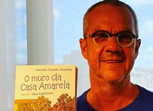 Porto Alegre: Antonio Vicente Martins autografa ‘O muro da casa amarela'. Confira os destaques da programação da Feira do Livro desta sexta-feira