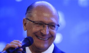 Alckmin diz que hipótese de ser vice de Lula 'caminha', após ouvir apelo de centrais sindicais; O Globo