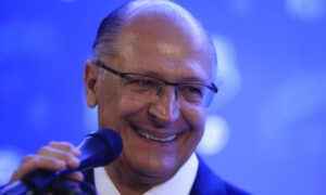 Alckmin diz não ter diferenças intransponíveis com Lula e que fica 'honrado' com sugestão para ser vice; O Globo