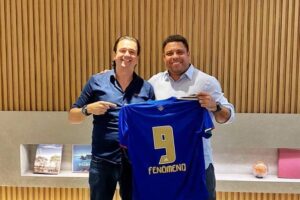 Ronaldo Fenômeno anuncia compra do Cruzeiro por R$ 400 milhões; Folha de São Paulo